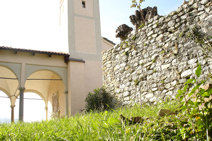 Mura del torrione ovest del Castello di Sopramonte Mura del torrione ovest del Castello di Sopramonte